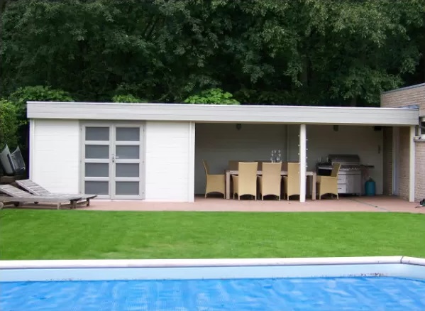 vaste abri pour la piscine en bois